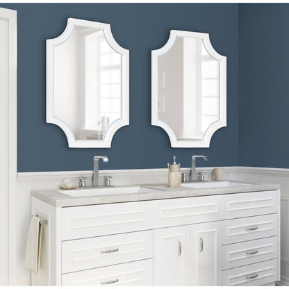 Specchio con cornice in legno smerlato di Kate e Laurel Hogan