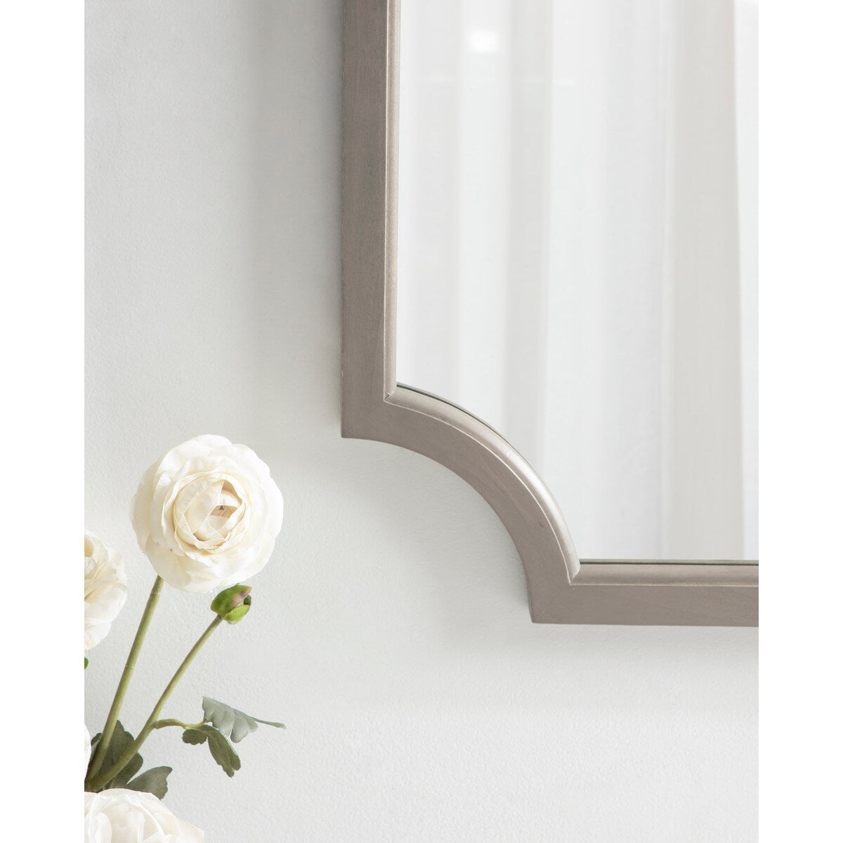 Specchio con cornice in legno smerlato di Kate e Laurel Hogan