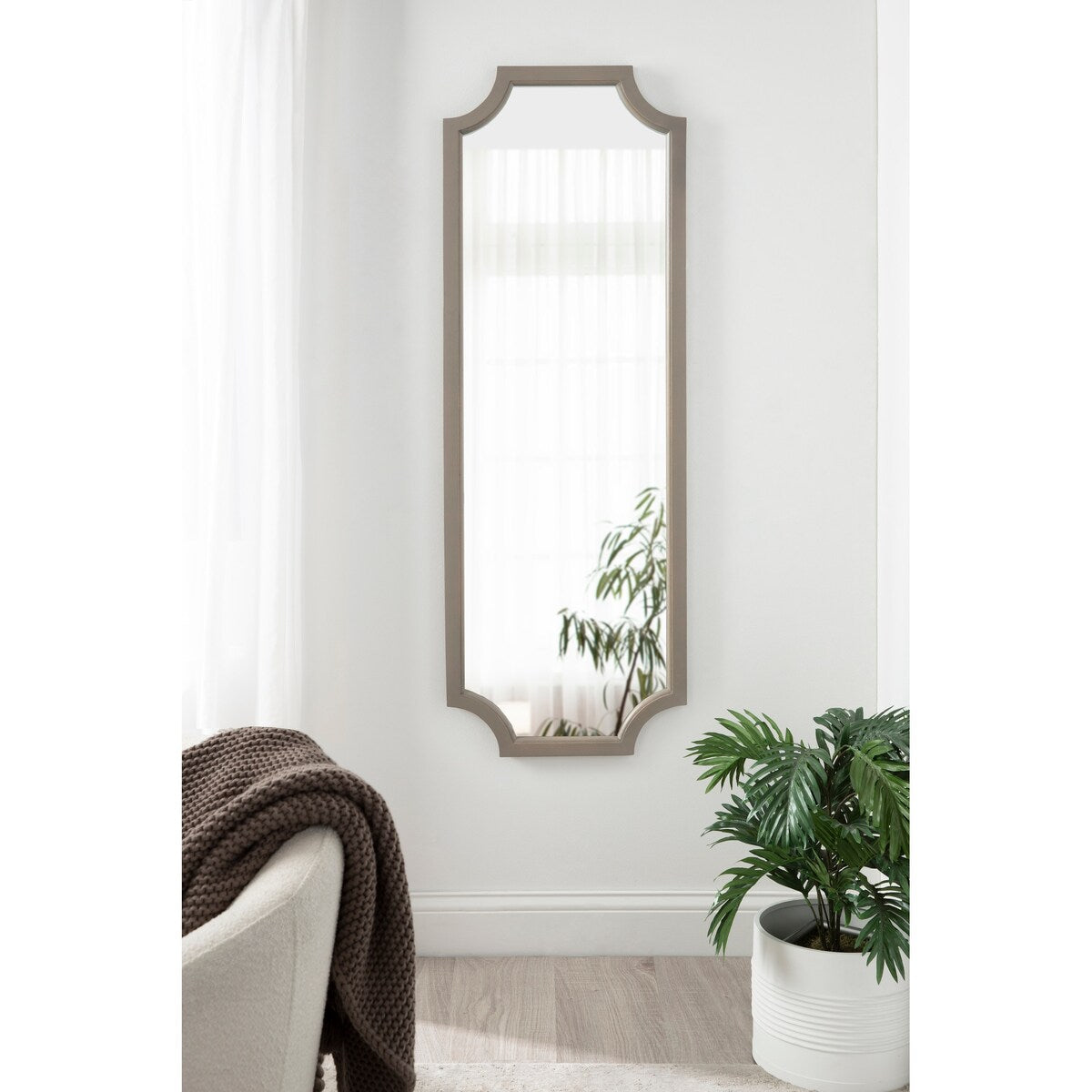 Specchio con cornice in legno smerlato di Kate e Laurel Hogan