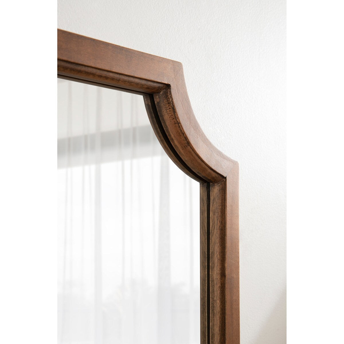 Specchio con cornice in legno smerlato di Kate e Laurel Hogan