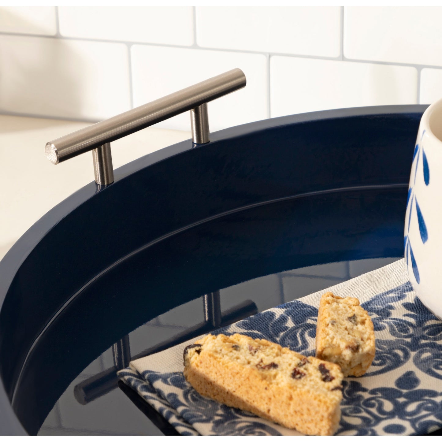 Vassoio decorativo rotondo Lipton di Kate e Laurel con manici in metallo