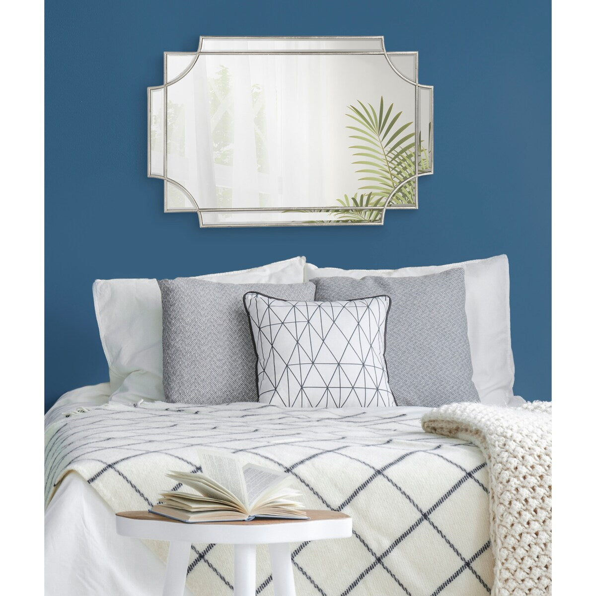 Specchio da parete decorativo tradizionale con cornice Kate and Laurel Minuette