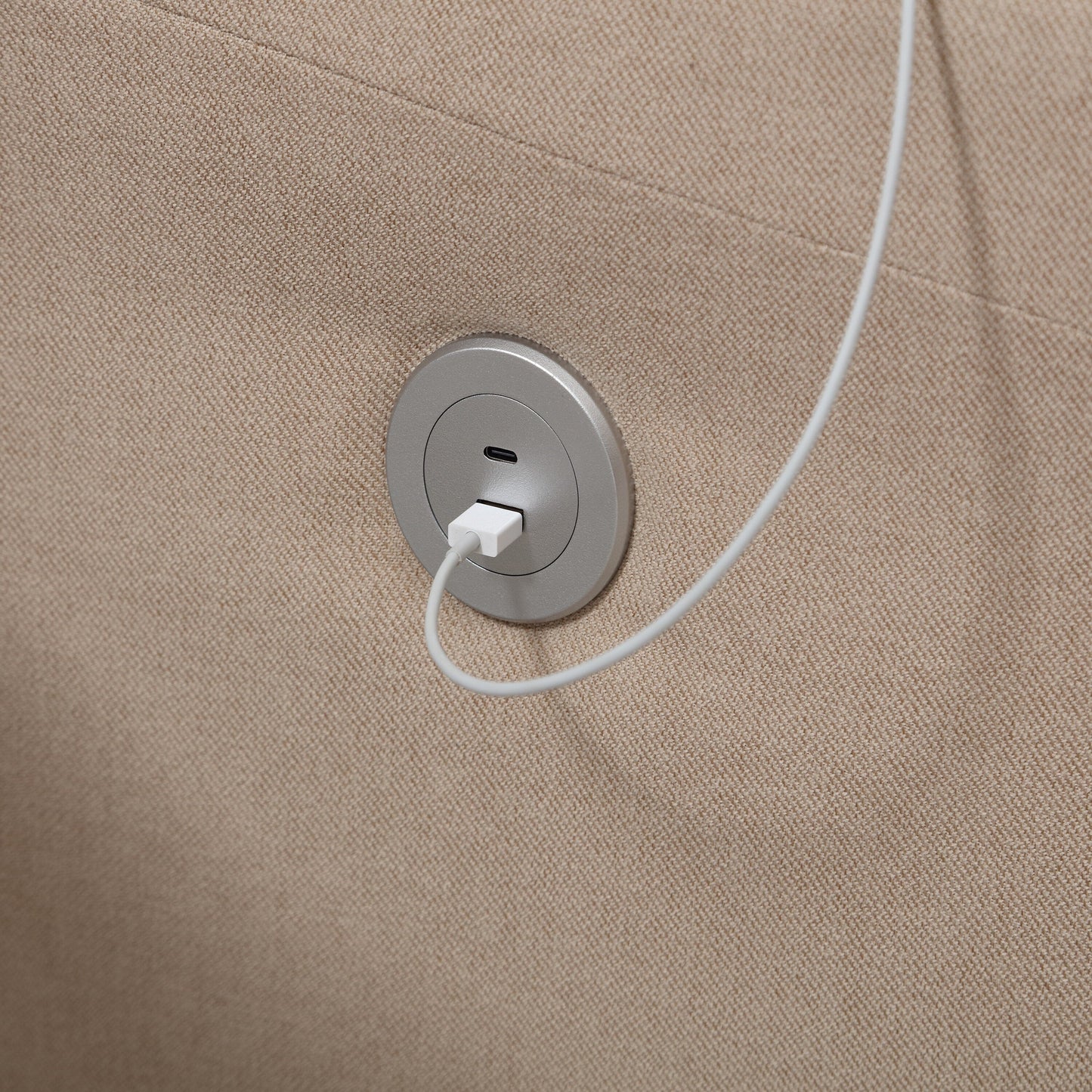 Divano a 3 posti in lino trapuntato con bottoni color cachi e porte USB