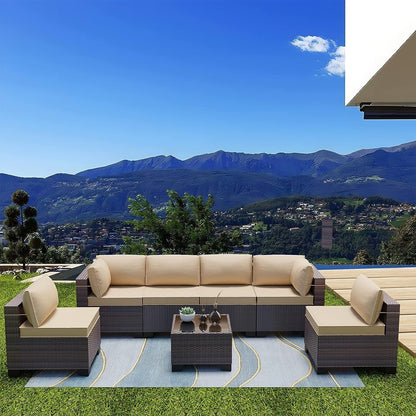 Set di divani componibili da esterno Kullavik da 7 pezzi, set da conversazione in vimini marrone per patio, con cuscini di seduta e tavolo in vetro temperato