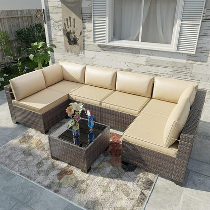 Set di divani componibili da esterno Kullavik da 7 pezzi, set da conversazione in vimini marrone per patio, con cuscini di seduta e tavolo in vetro temperato