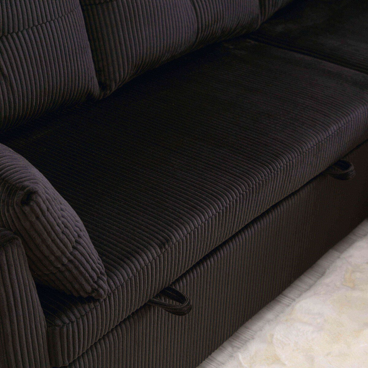 Il divano con seduta contenitore a L si ripiega in una poltrona reclinabile