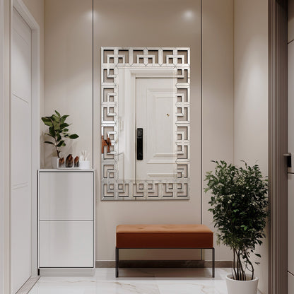 Grande specchio da parete con cornice geometrica e accenti argentati