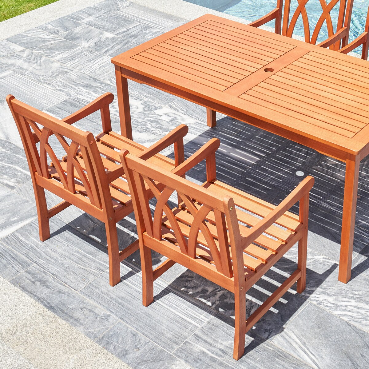 Set da pranzo Lazarus da 5 pezzi con tavolo e poltrona da patio in legno tropicale marrone rossiccio
