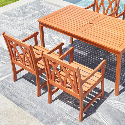 Set da pranzo Lazarus da 5 pezzi con tavolo e poltrona da patio in legno tropicale marrone rossiccio