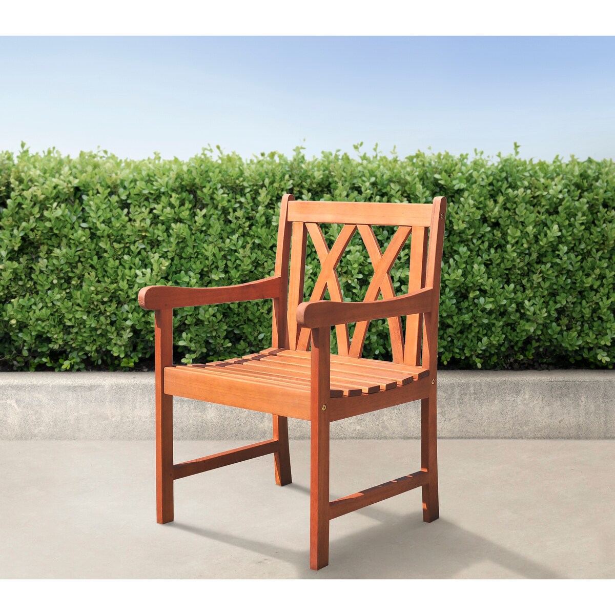 Set da pranzo Lazarus da 5 pezzi con tavolo e poltrona da patio in legno tropicale marrone rossiccio