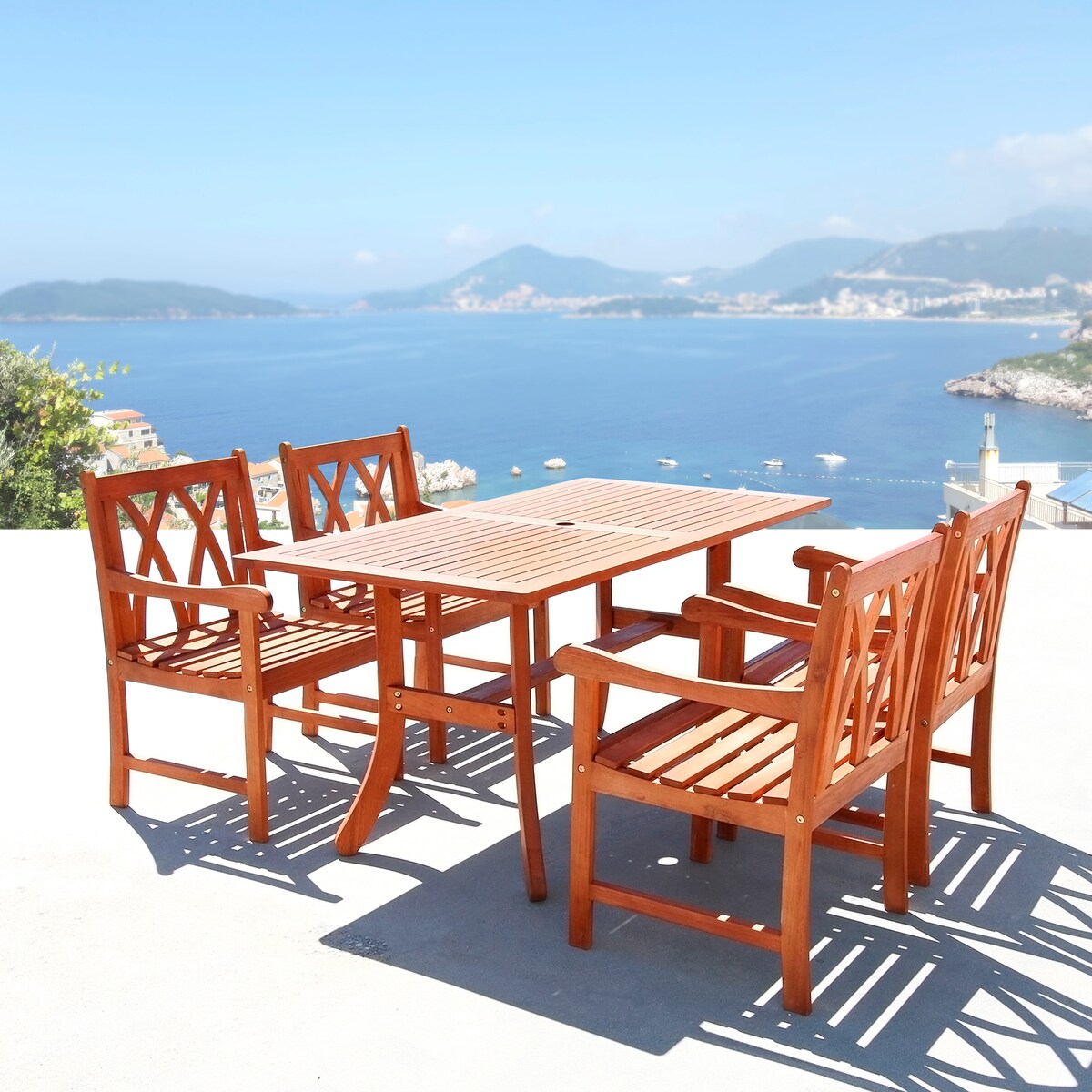 Set da pranzo Lazarus da 5 pezzi con tavolo e poltrona da patio in legno tropicale marrone rossiccio