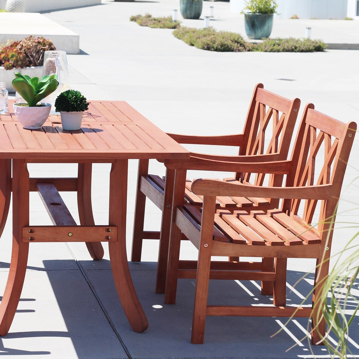 Set da pranzo Lazarus da 5 pezzi con tavolo e poltrona da patio in legno tropicale marrone rossiccio
