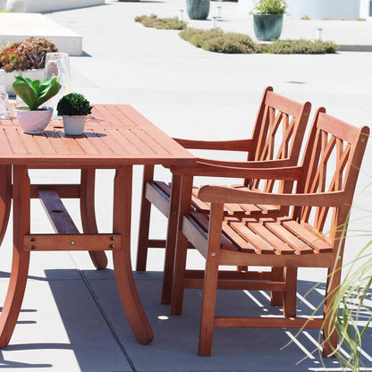 Set da pranzo Lazarus da 5 pezzi con tavolo e poltrona da patio in legno tropicale marrone rossiccio