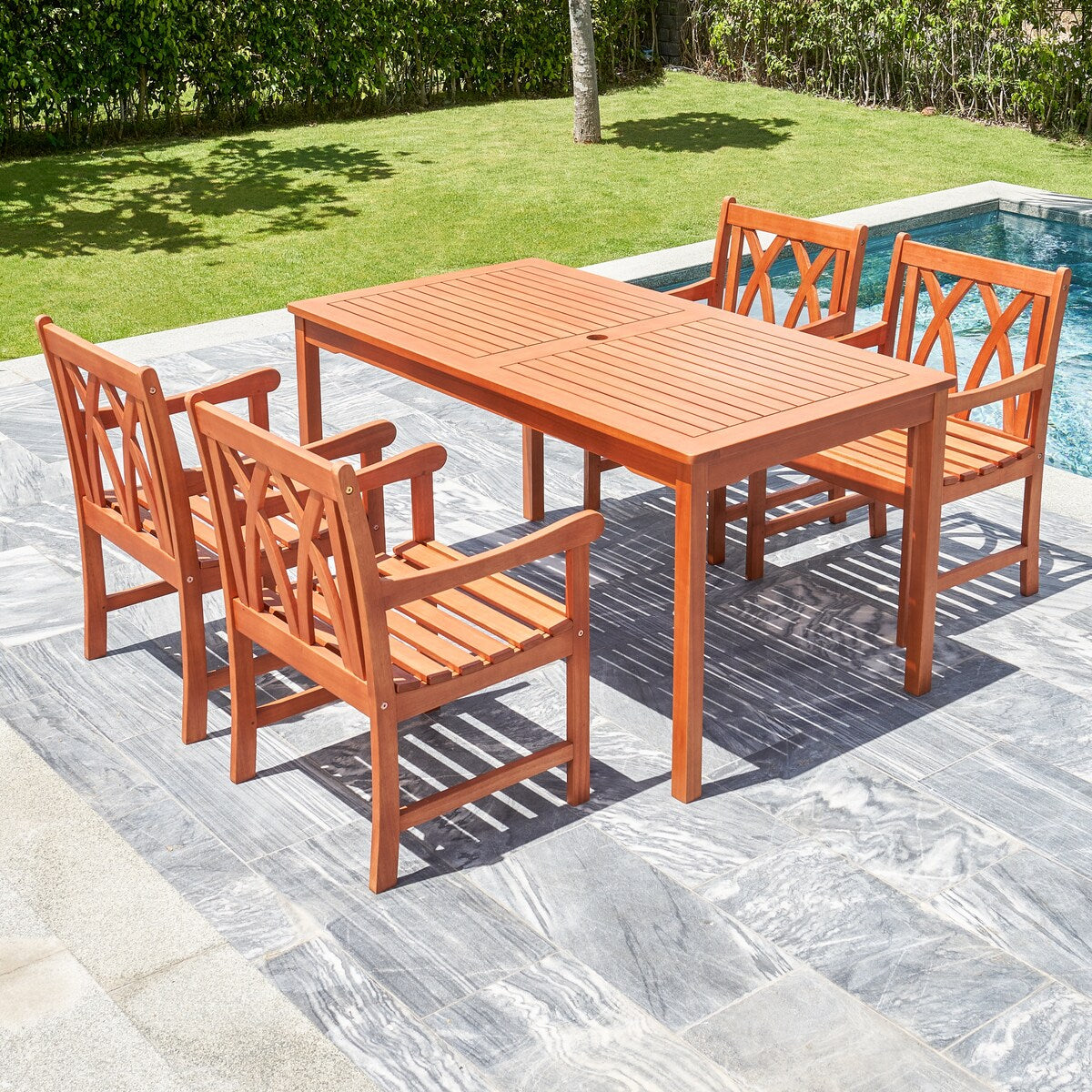 Set da pranzo Lazarus da 5 pezzi con tavolo e poltrona da patio in legno tropicale marrone rossiccio