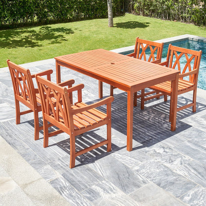 Set da pranzo Lazarus da 5 pezzi con tavolo e poltrona da patio in legno tropicale marrone rossiccio
