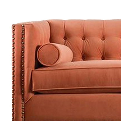 Divano Leone, trapuntato arancione, 2 cuscini a rullo, finiture con borchie, 93 pollici