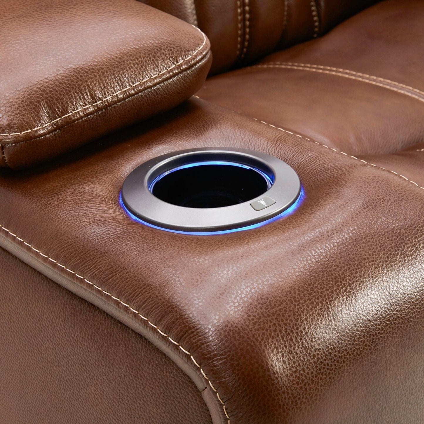 Poltrona reclinabile elettrica Liberty Furniture Caswell in pelle color castagna