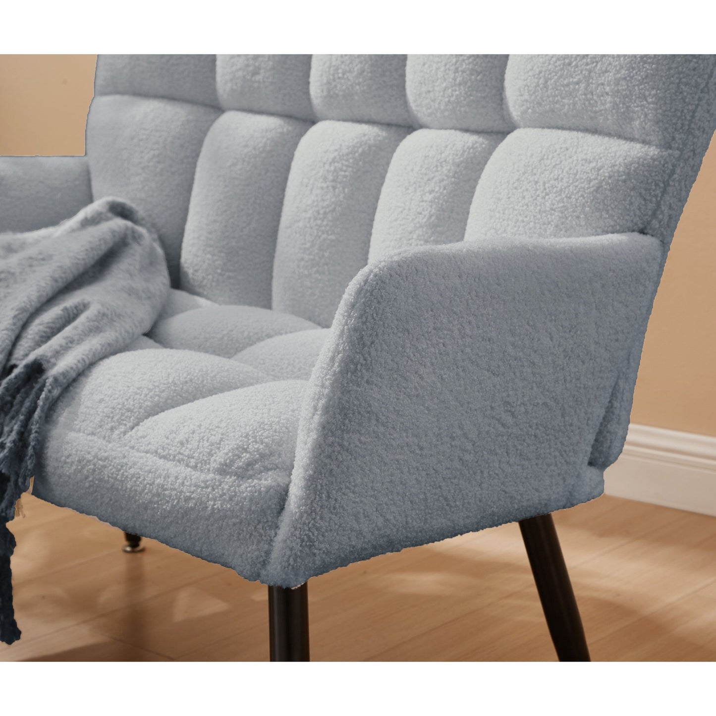 Divano a due posti Teddy azzurro 52 con schienali trapuntati e struttura in legno massello per il soggiorno.