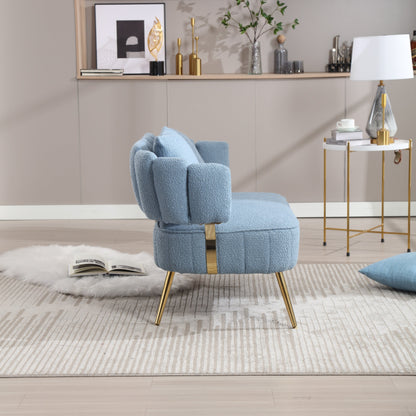 Divano a due posti in bouclé azzurro chiaro con struttura in metallo