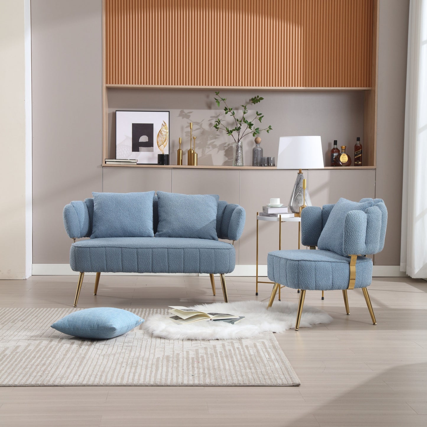 Divano a due posti in bouclé azzurro chiaro con struttura in metallo