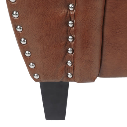 Divano a due posti in similpelle marrone chiaro con gambe in legno di betulla e borchie