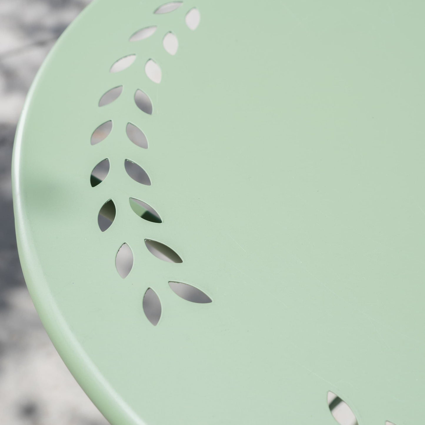 Set da bistrot da esterno Lourdes da 3 pezzi in ghisa di Christopher Knight Home