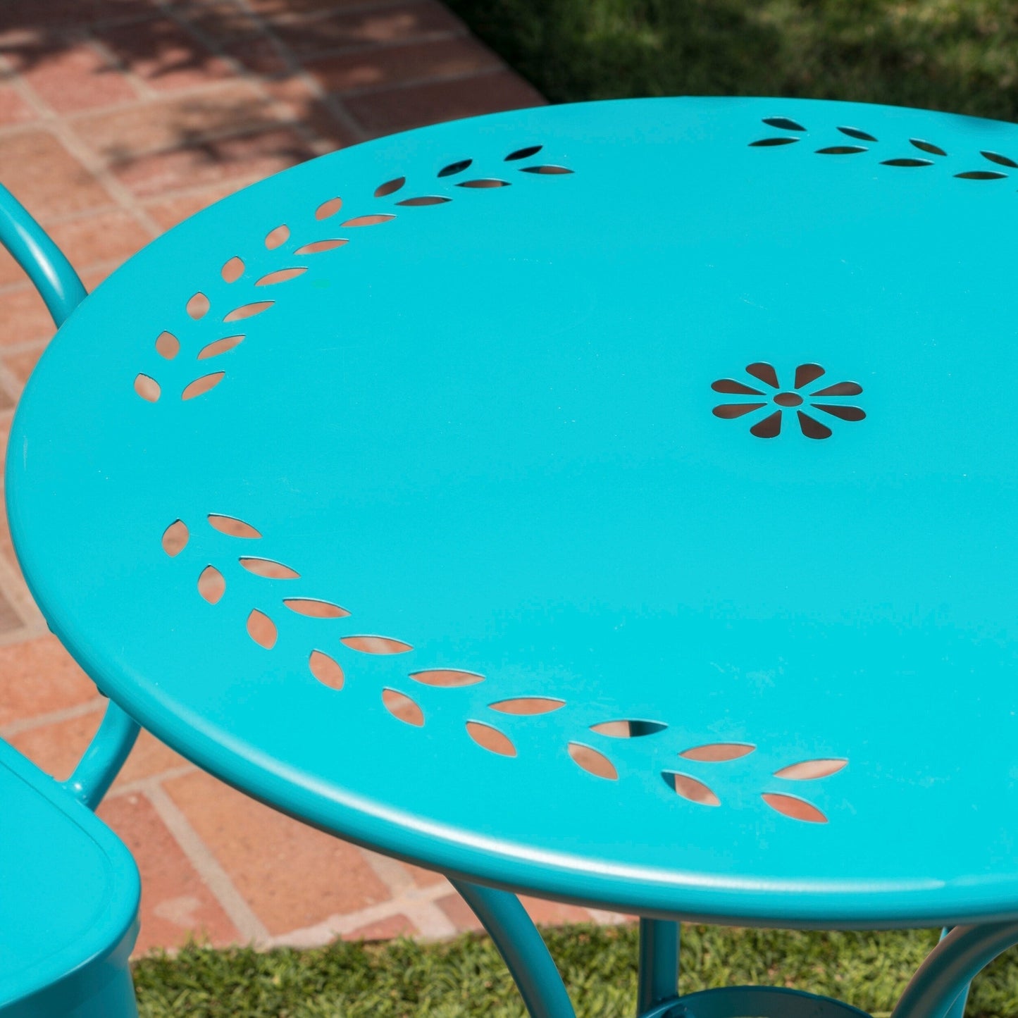 Set da bistrot da esterno Lourdes da 3 pezzi in ghisa di Christopher Knight Home