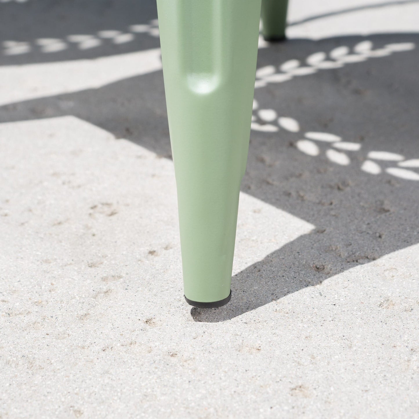 Set da bistrot da esterno Lourdes da 3 pezzi in ghisa di Christopher Knight Home