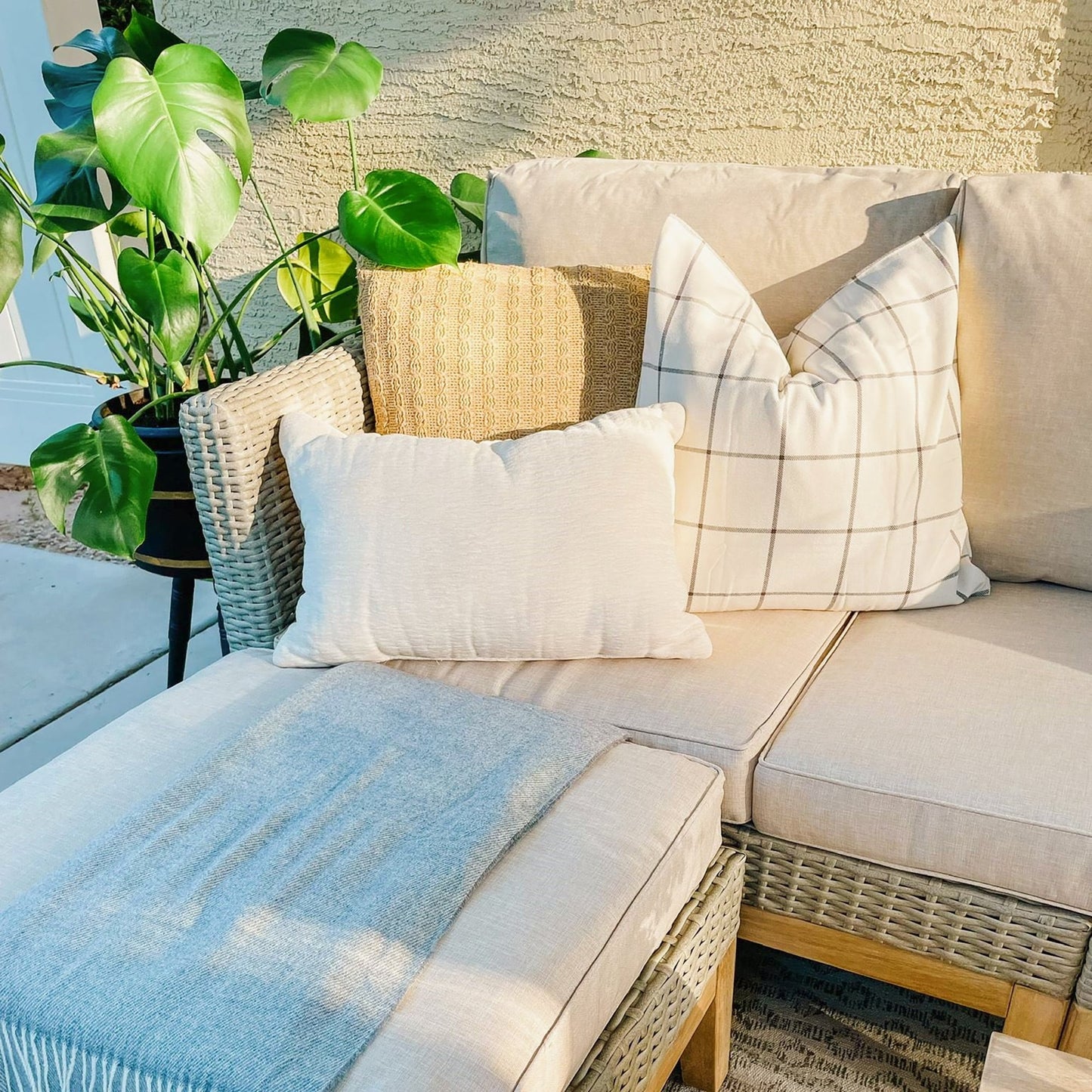 MAISON ARTS Set di divani componibili da esterno in rattan e legno di acacia da 5 pezzi, set da conversazione in vimini da patio con tavolino da caffè