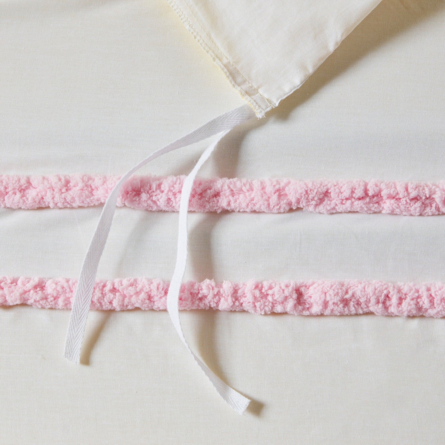 Set copripiumino in cotone Mackenzie con finiture in ciniglia di Intelligent Design Kids