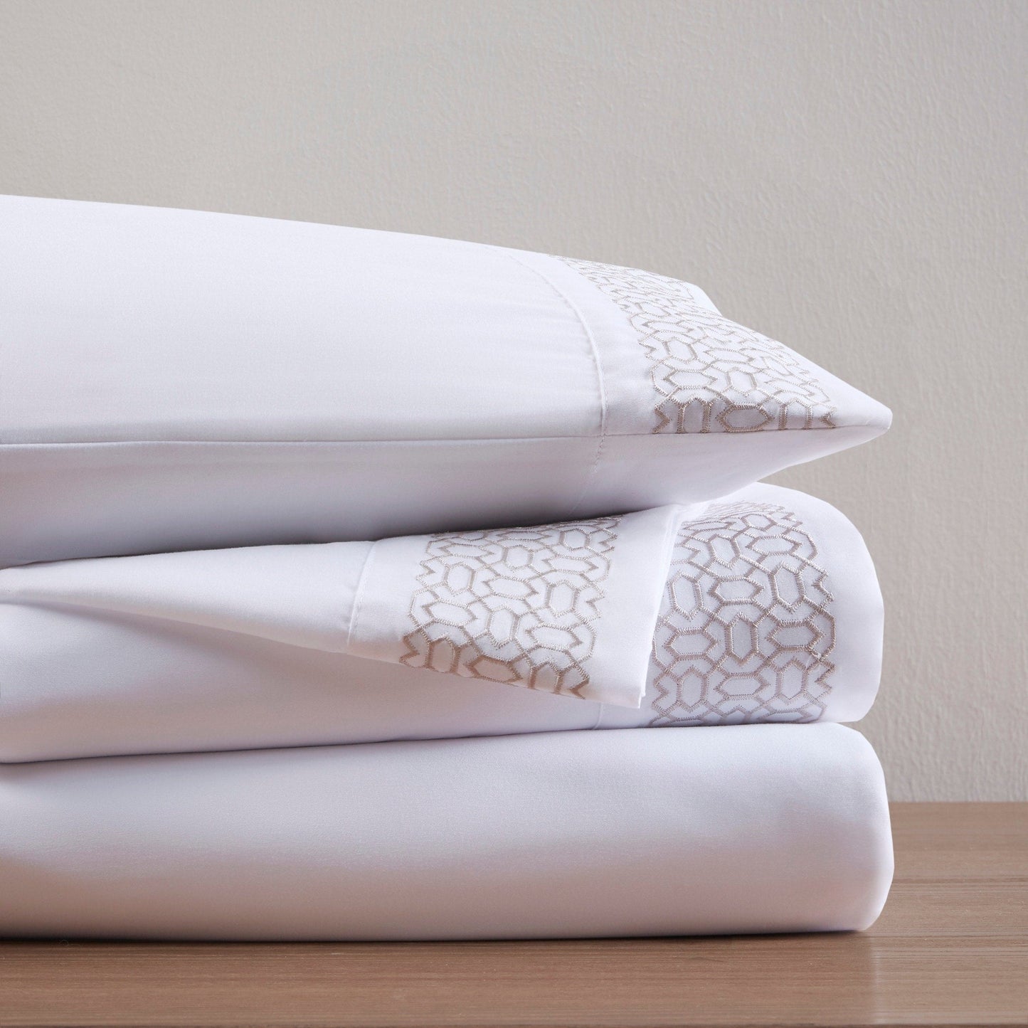 Set di lenzuola in microfibra ricamata Madison Park da 4 pezzi