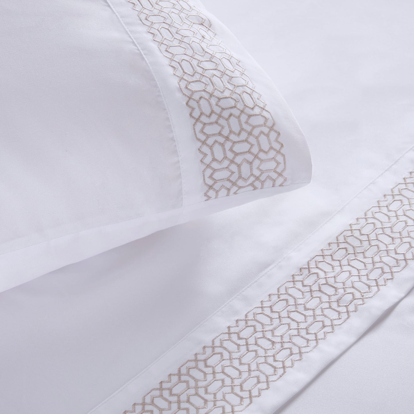 Set di lenzuola in microfibra ricamata Madison Park da 4 pezzi