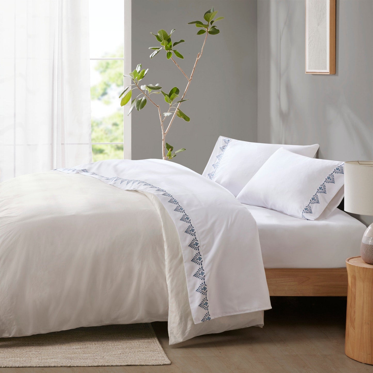 Set di lenzuola in microfibra ricamata Madison Park da 4 pezzi