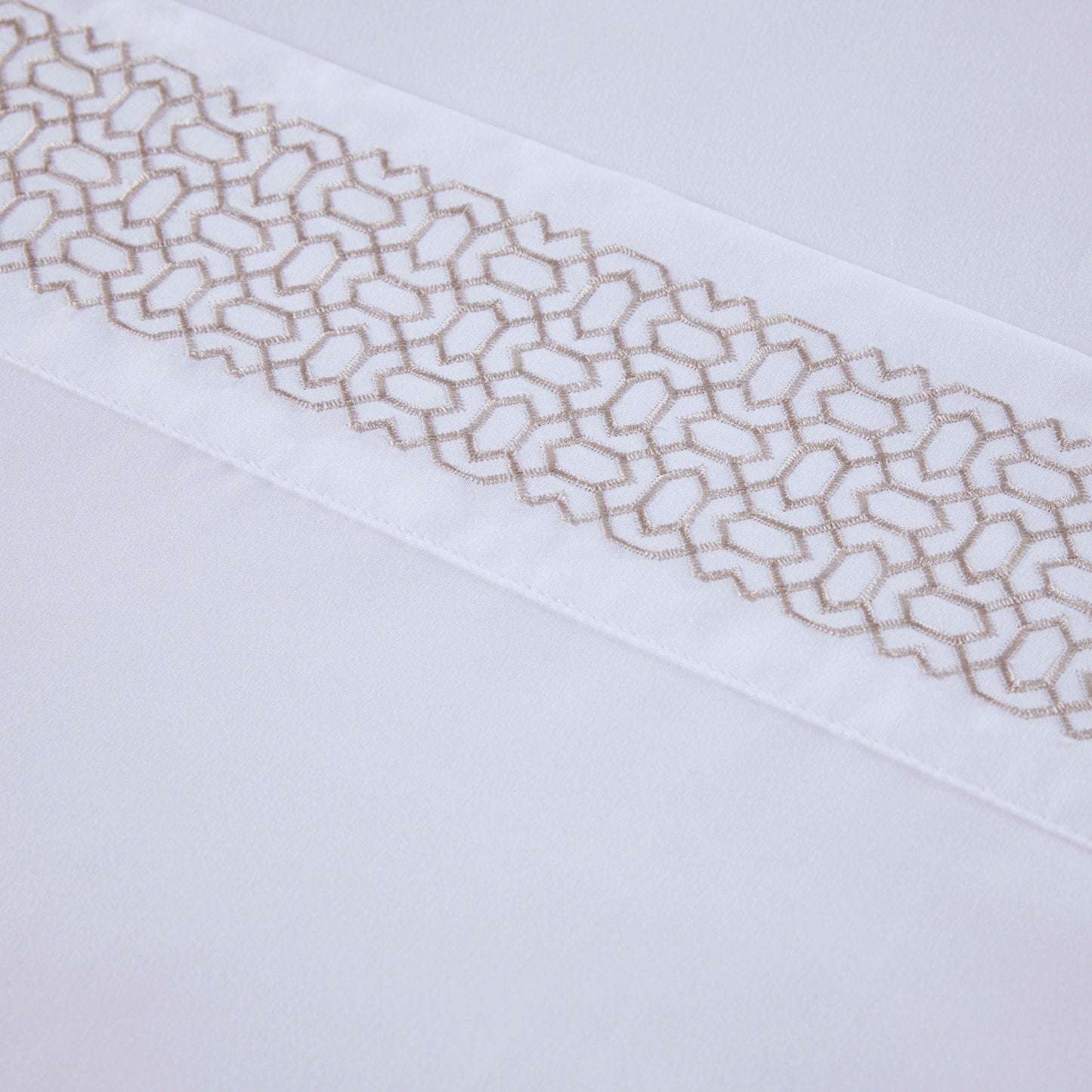 Set di lenzuola in microfibra ricamata Madison Park da 4 pezzi