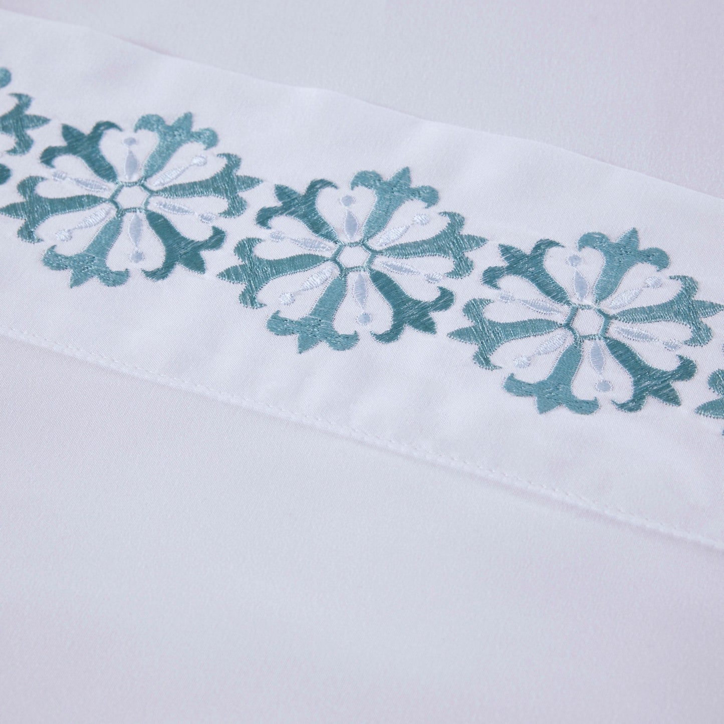 Set di lenzuola in microfibra ricamata Madison Park da 4 pezzi