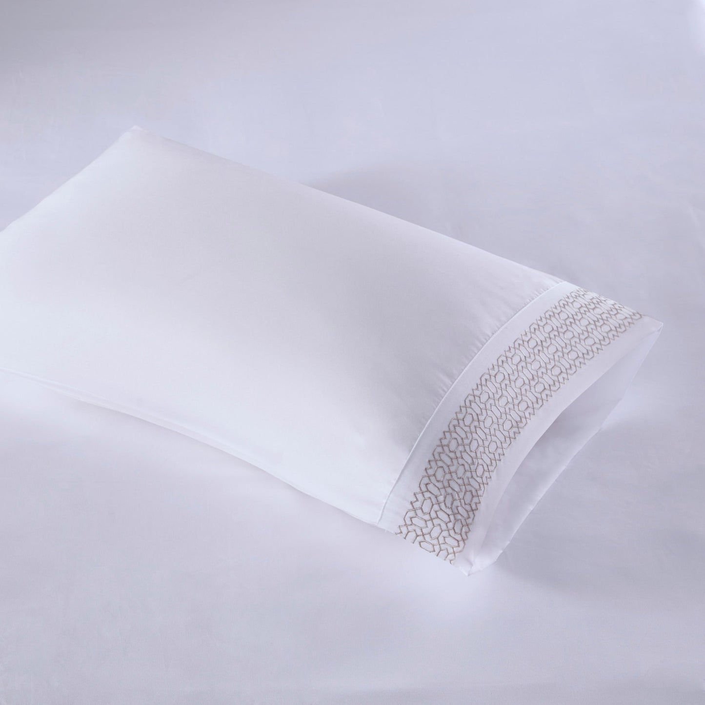 Set di lenzuola in microfibra ricamata Madison Park da 4 pezzi