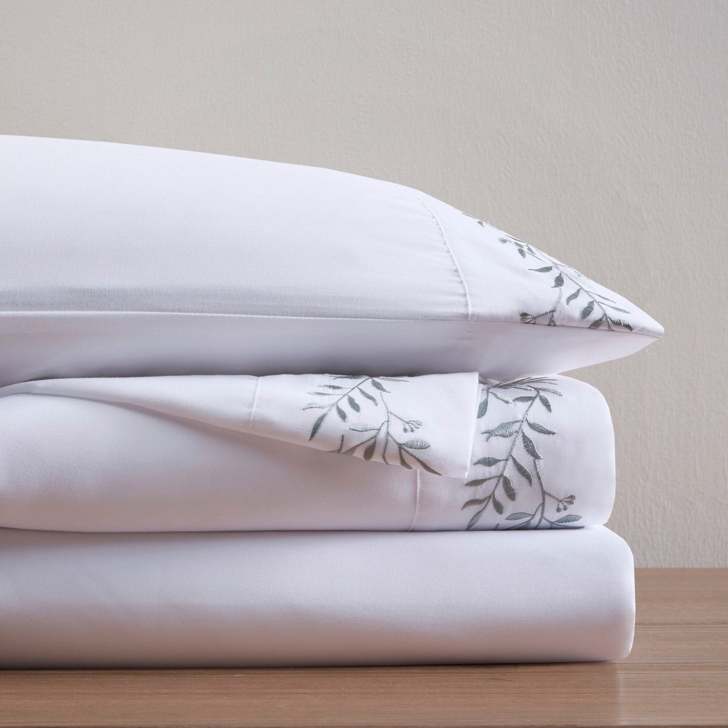 Set di lenzuola in microfibra ricamata Madison Park da 4 pezzi