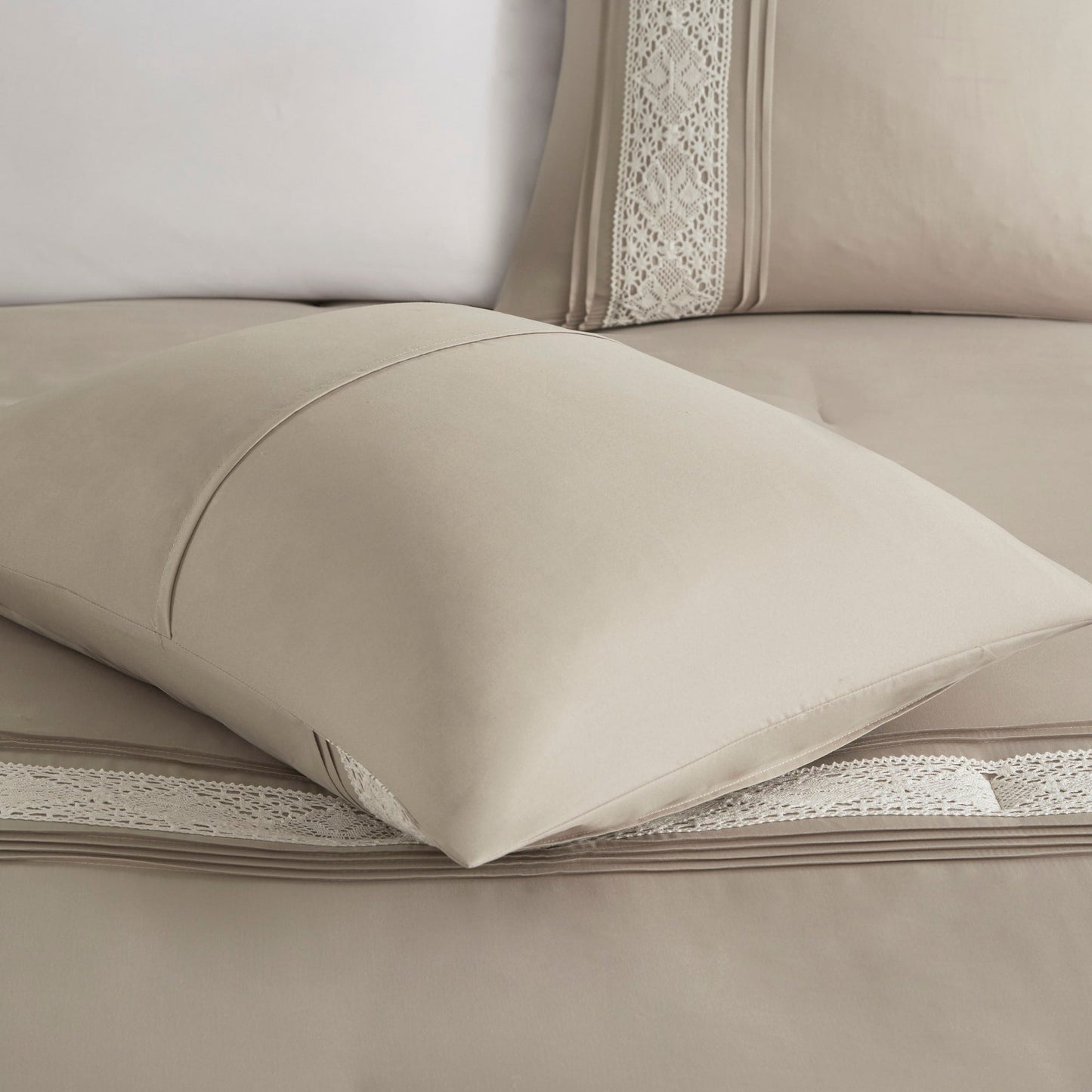 Set copripiumino con bordi in pizzo Marla di Madison Park, 7 pezzi, con cuscini decorativi