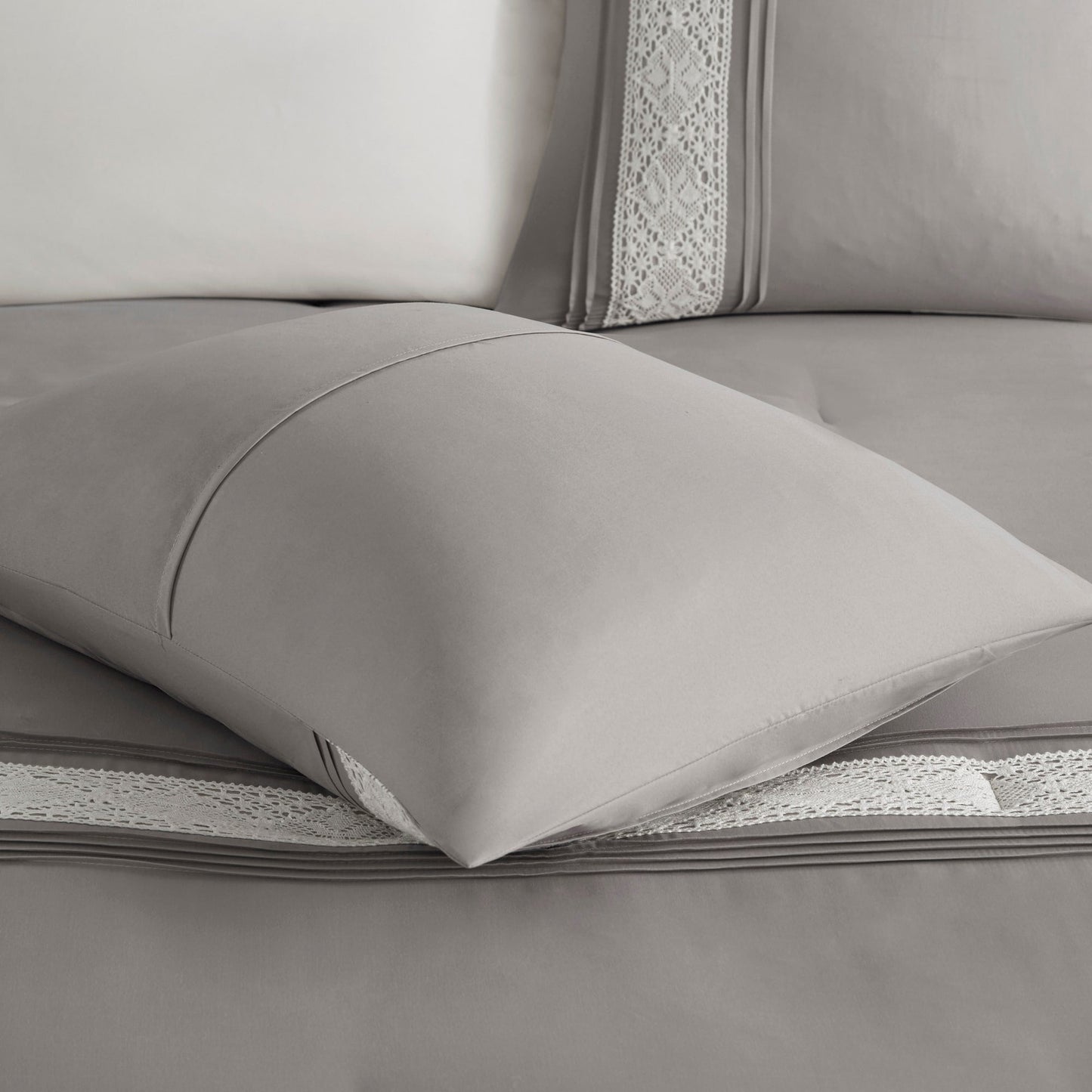 Set copripiumino con bordi in pizzo Marla di Madison Park, 7 pezzi, con cuscini decorativi