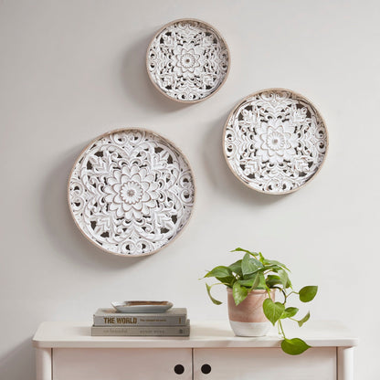 Set di decorazioni da parete in legno intagliato con motivo floreale bianco anticato Madison Park Medallion Trio, 3 pezzi