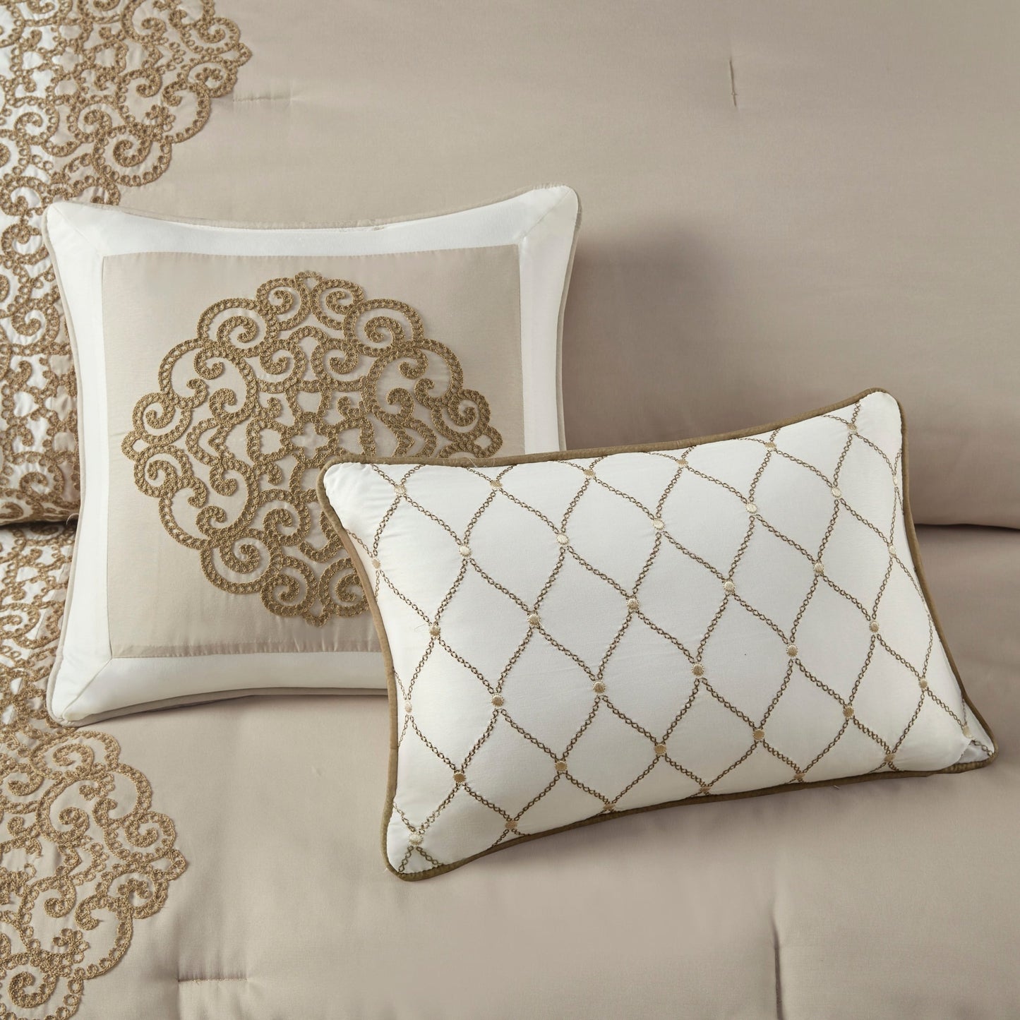 Set di piumoni in microfibra ricamati Madison Park Vera da 8 pezzi