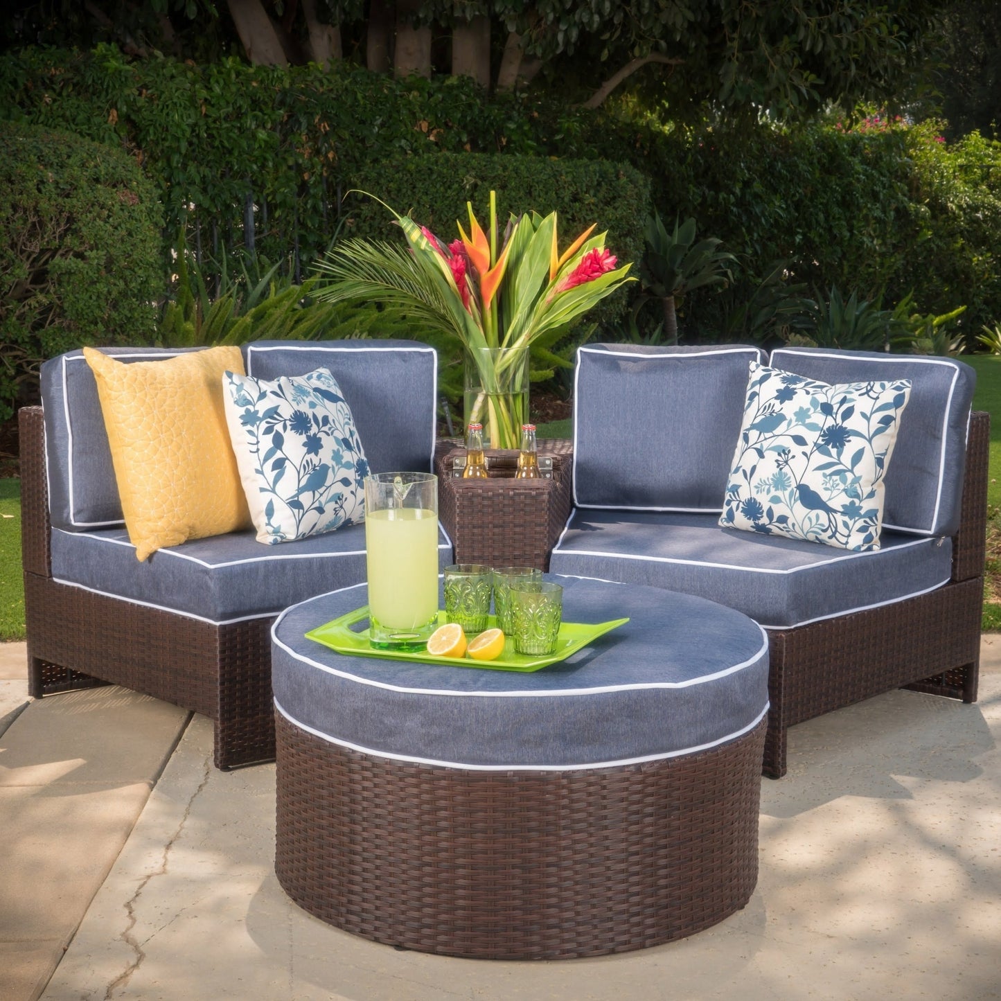 Set di divani curvi da esterno Madras Zanzibar in vimini con pouf di Christopher Knight Home