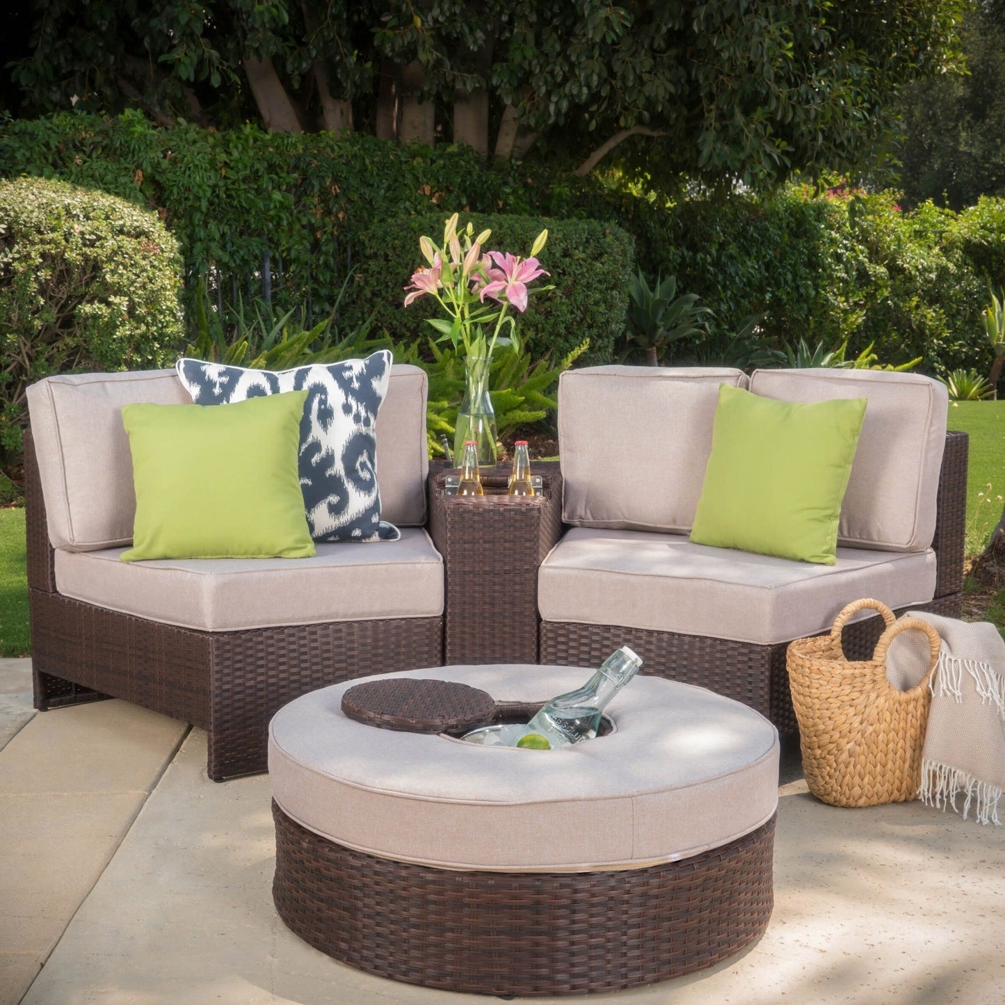Set di divani curvi da esterno Madras Zanzibar in vimini con pouf di Christopher Knight Home
