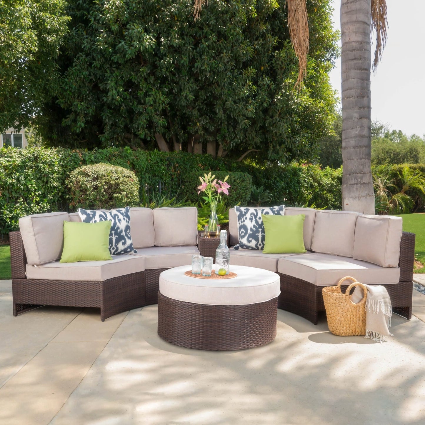 Set di divani curvi da esterno Madras Zanzibar in vimini con pouf di Christopher Knight Home