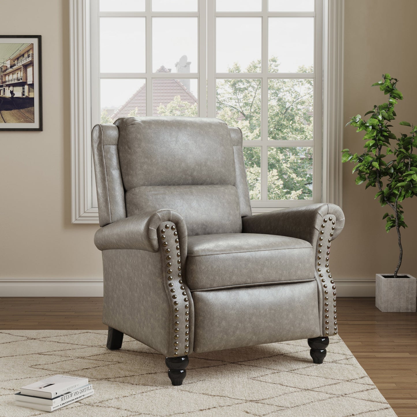 Poltrone reclinabili manuali con schienale a spinta e finiture con borchie