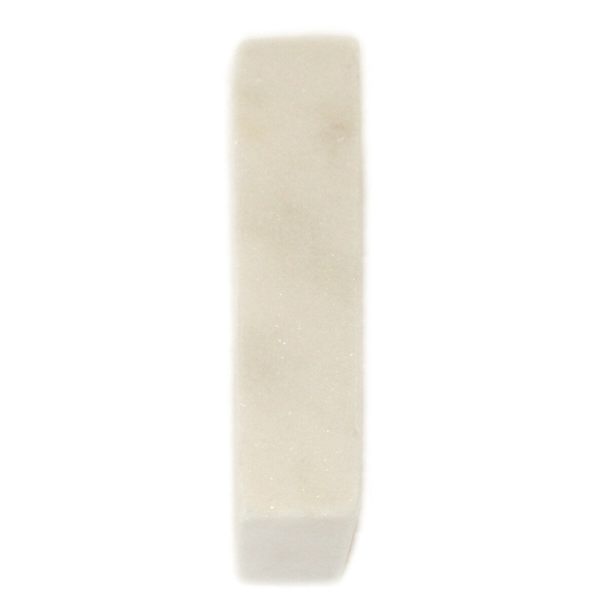 Lettera Helvetica in marmo bianco