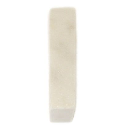 Lettera Helvetica in marmo bianco