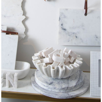 Lettera Helvetica in marmo bianco