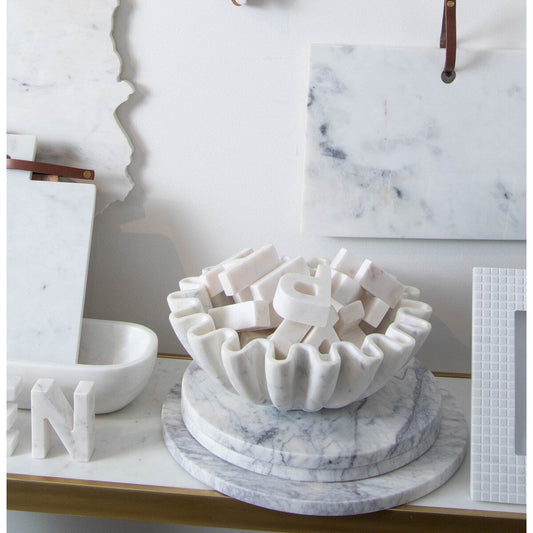 Lettera Helvetica in marmo bianco