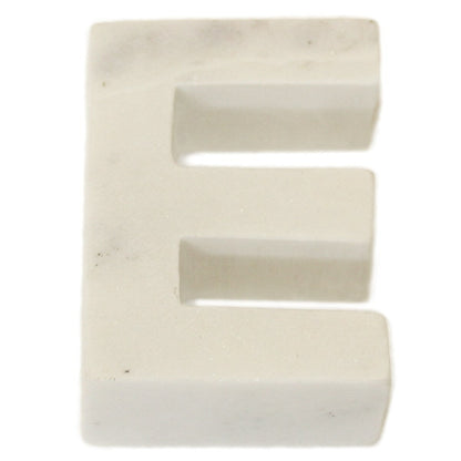 Lettera Helvetica in marmo bianco